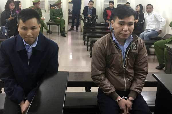 Bị cáo Nguyễn Việt Cường và Phạm Đức Thế Châu Việt Cường chắp tay xin lỗi mẹ cô gái xấu số