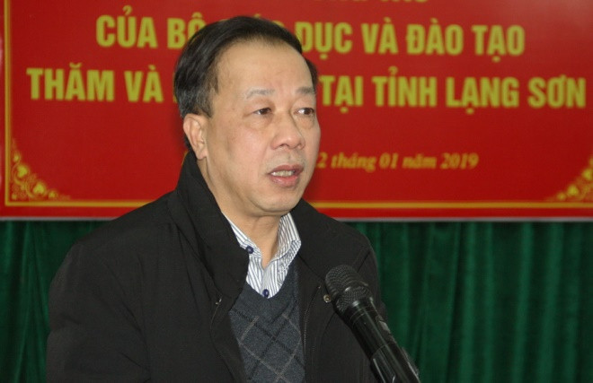“Tỉnh đang tích cực rà soát, sáp nhập, tổ chức lại các cơ sở GD đảm bảo tinh gọn về đội ngũ và đảm bảo hiệu quả công tác GD. Hiện đội ngũ GV ở cấp tiểu học chưa đảm bảo việc dạy học 2 buổi/ngày. Một số GV tiểu học chưa đáp ứng được chuẩn đào tạo và chuẩn nghề nghiệp. Tỉnh đang thiếu GV dạy môn Tin học, thiếu GV Tiếng Anh; Chính vì vậy tỉnh đang xây dựng kế hoạch tổng thể thực hiện CT - SGK GDPT mới. Trên cơ sở đó xây dựng kế hoạch, lộ trình bồi dưỡng CBQL, GV trong toàn ngành…”. Ông Trần Quốc Tuấn “Tỉnh đang tích cực rà soát, sáp nhập, tổ chức lại các cơ sở GD đảm bảo tinh gọn về đội ngũ và đảm bảo hiệu quả công tác GD. Hiện đội ngũ GV ở cấp tiểu học chưa đảm bảo việc dạy học 2 buổi/ngày. Một số GV tiểu học chưa đáp ứng được chuẩn đào tạo và chuẩn nghề nghiệp. Tỉnh đang thiếu GV dạy môn Tin học, thiếu GV Tiếng Anh; Chính vì vậy tỉnh đang xây dựng kế hoạch tổng thể thực hiện CT - SGK GDPT mới. Trên cơ sở đó xây dựng kế hoạch, lộ trình bồi dưỡng CBQL, GV trong toàn ngành…”. Ông Trần Quốc Tuấn