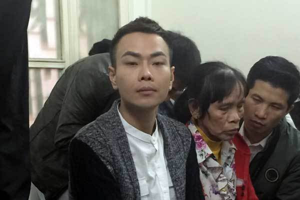 Đoàn Quý Nguyên (tức ca sĩ Nam Khang) đến tòa với tư cách người làm chứng Châu Việt Cường chắp tay xin lỗi mẹ cô gái xấu số