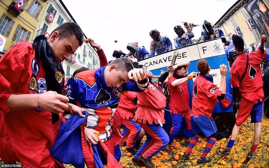 Kỳ lạ lễ hội ném… hơn 500 tấn cam