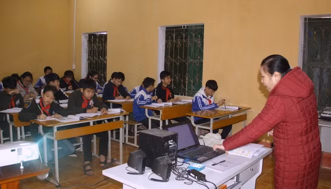 Một tiết học ứng dụng CNTT của cô và trò Trường THCS Sơn Hà (huyện Hữu Lũng, Lạng Sơn)