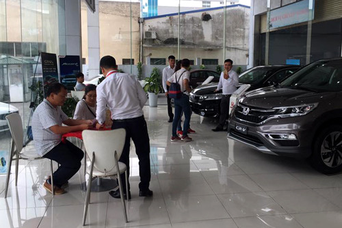 Khách mua ôtô ở một đại lý Honda. Khách mua ôtô ở một đại lý Honda.