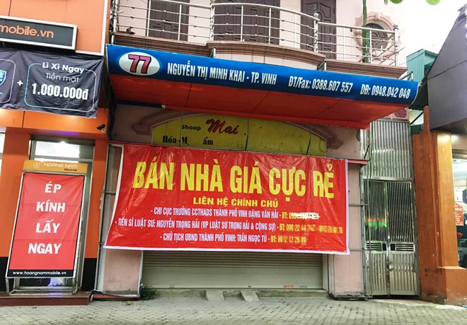 Tên Chủ tịch UBND TP Vinh in trên băng rôn rao "bán nhà giá cực rẻ"