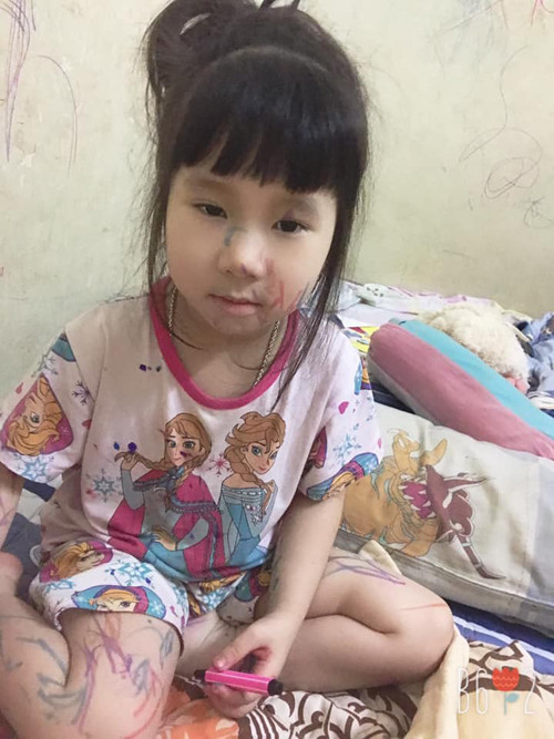 Mặt mũi và tay chân cũng nhem nhuốc.