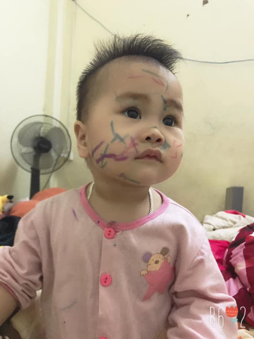 ... cùng gương mặt được chị gái trang điểm.