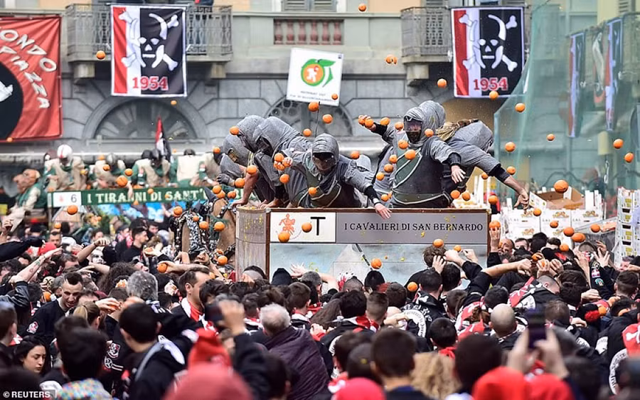 Kỳ lạ lễ hội ném... hơn 500 tấn cam - Hình 3