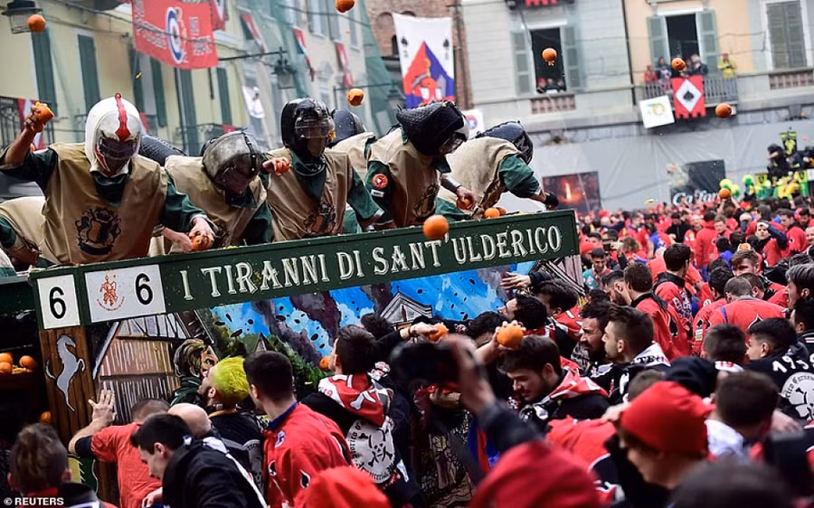 Kỳ lạ lễ hội ném... hơn 500 tấn cam - Hình 4