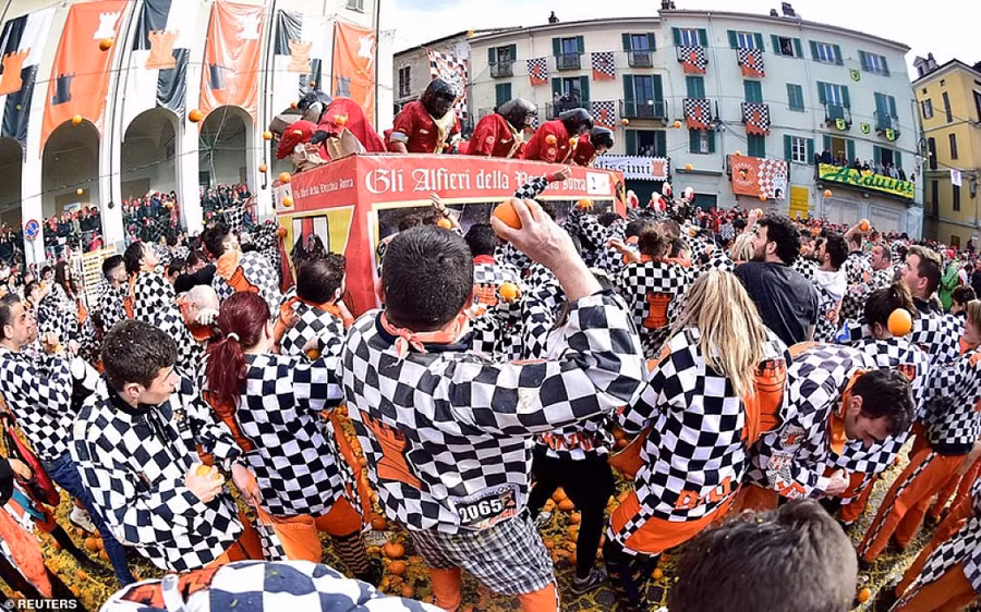 Kỳ lạ lễ hội ném... hơn 500 tấn cam - Hình 2