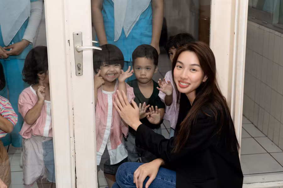 Hoa hậu Thùy Tiên mộc mạc thăm mái ấm tình thương tại Indonesia