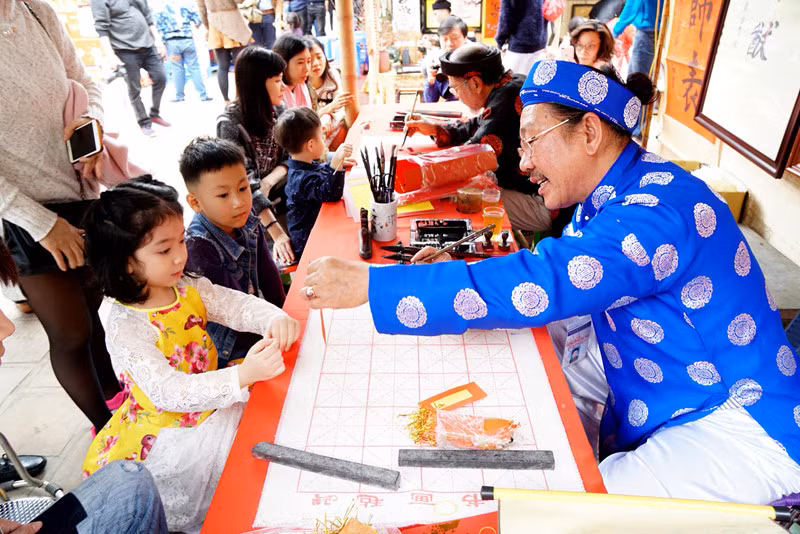 Xin chữ đầu năm: Dạy trẻ giữ gìn nét đẹp văn hoá truyền thống