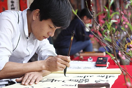 Những năm gần đây, nhiều ông đồ trẻ xuất hiện trên các phố cho chữ Hà Nội. Những năm gần đây, nhiều ông đồ trẻ xuất hiện trên các phố cho chữ Hà Nội.