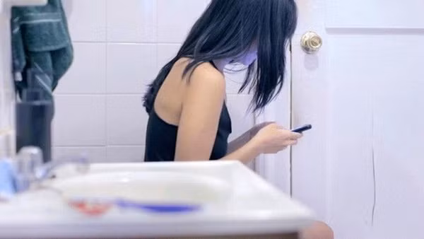 4 sai lầm khi đi vệ sinh nhiều người mắc, có thể gây đột tử bất cứ lúc nào-1