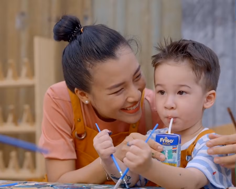 Mẹ Oanh và bé Max hào hứng với các trò chơi vận động thể chất vào ngày cuối tuần lắm nè cô chú ơi!