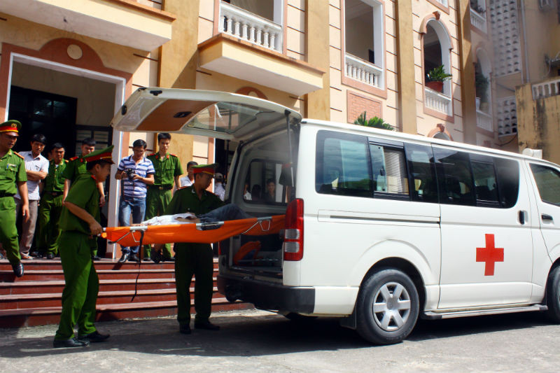 Sau khi ngất xỉu khoảng 30 phút mà không tỉnh lại, lực lượng chức năng phải điều xe chở bị cáo đi cấp cứu.