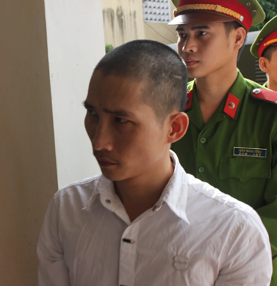 Bị cáo Lê Đức Đệ được lực lượng công an dẫn đến xét xử tại phiên tòa sáng 22/5