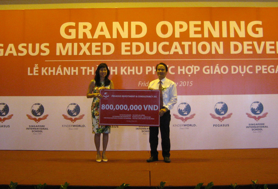 Lãnh đạo Tập đoàn giáo dục KinderWorld ký trao tặng 100 suất học bổng cho học sinh thành phố Đà Nẵng.