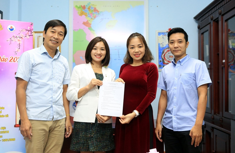 Nhóm tác giả "Nơi đầu sóng - Mắt trùng khơi" và Doanh nhân Cao Thị Thanh Nga (áo dài đỏ) trao biên bản hợp tác đồng hành vì biển đảo.