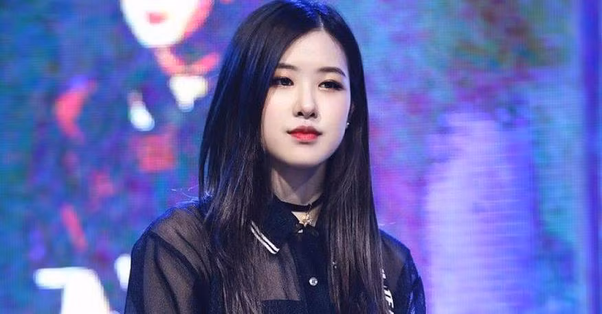 Tóc thẳng lệch ngôi cùng mái hất vừa khắc phục được khuyết điểm mặt góc cạnh mà còn vừa xinh đẹp dịu dàng nhưng cũng vô cùng tao nhã và quý phái.