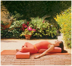 7 động tác yoga giúp bạn khỏe mạnh, trẻ trung 7 7-dong-tac-yoga-giup-ban-khoe-manh-tre-trung-7