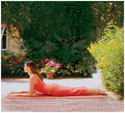 7 động tác yoga giúp bạn khỏe mạnh, trẻ trung 4 7-dong-tac-yoga-giup-ban-khoe-manh-tre-trung-4