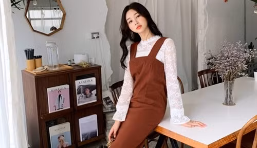 Sơ mi tiểu thư nếu chỉ để mặc riêng lẻ với quần âu, quần jeans đi làm thì thật lãng phí. 