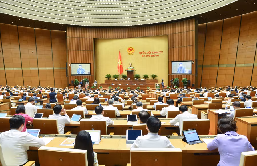 Quốc hội thông qua Luật Thi đua, khen thưởng (sửa đổi). Ảnh: Quang Khánh.