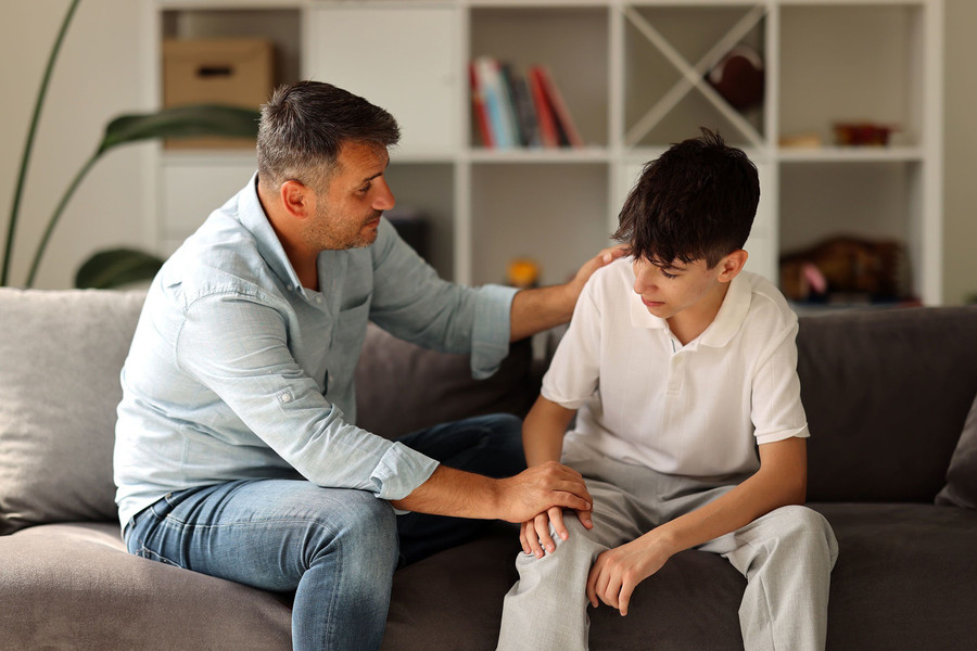 Người lớn thường có xu hướng cố gắng giải quyết vấn đề cho con hoặc giảm bớt sự thất vọng của con. (Ảnh: ITN). Người lớn thường có xu hướng cố gắng giải quyết vấn đề cho con hoặc giảm bớt sự thất vọng của con. (Ảnh: ITN).