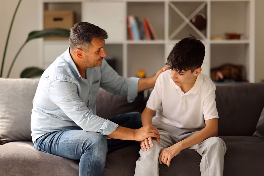 Người lớn thường có xu hướng cố gắng giải quyết vấn đề cho con hoặc giảm bớt sự thất vọng của con. (Ảnh: ITN).