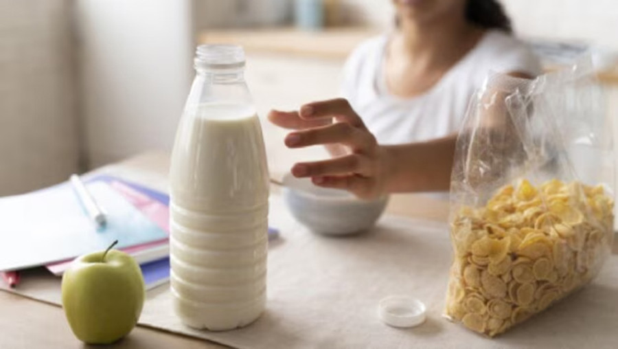 Đối với những người không dung nạp lactose, tiêu thụ sữa làm trầm trọng thêm các triệu chứng trào ngược axit bằng cách làm tăng sự khó chịu ở dạ dày và sản xuất axit. (Ảnh: ITN) Đối với những người không dung nạp lactose, tiêu thụ sữa làm trầm trọng thêm các triệu chứng trào ngược axit bằng cách làm tăng sự khó chịu ở dạ dày và sản xuất axit. (Ảnh: ITN)