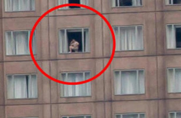 Có gì đặc biệt trên tấm ảnh siêu nét có 30 triệu người xem? ảnh 3 Một người đàn ông khoả thân đứng nói chuyện bên cửa sổ đã vô tình làm bức ảnh trở nên đặc biệt.
