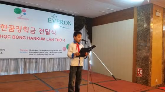 Em Nguyễn Duy Anh - Học sinh Sơn Thủy 1, tỉnh Phú Thọ - bày tỏ cảm xúc của mình khi nhận được học bổng HanKum