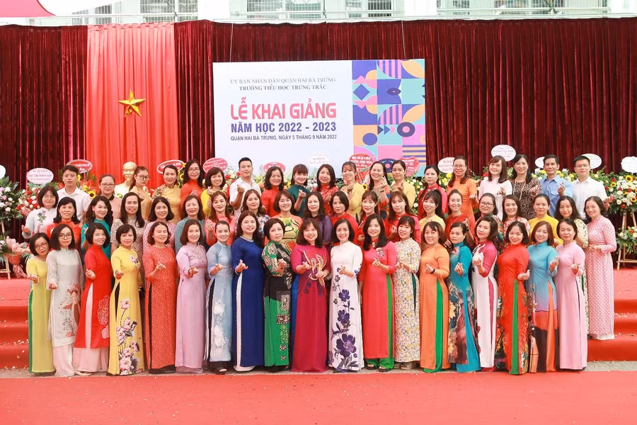 Tập thể HĐSP trường Tiểu Học Trưng Trắc 