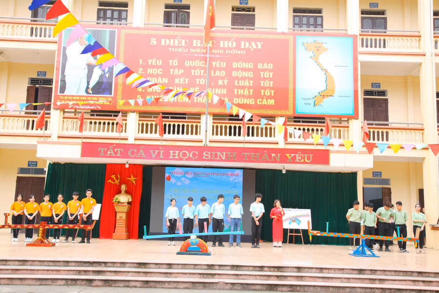 Hoạt động trải nghiệm sáng tạo của học sinh trong ngày hội STEM Hoạt động trải nghiệm sáng tạo của học sinh trong ngày hội STEM