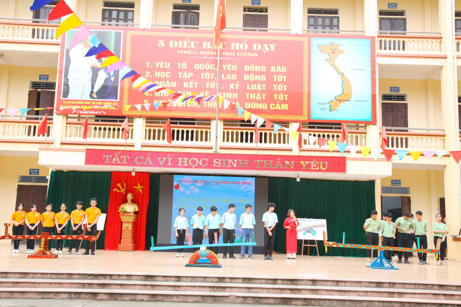 Hoạt động trải nghiệm sáng tạo của học sinh trong ngày hội STEM Hoạt động trải nghiệm sáng tạo của học sinh trong ngày hội STEM