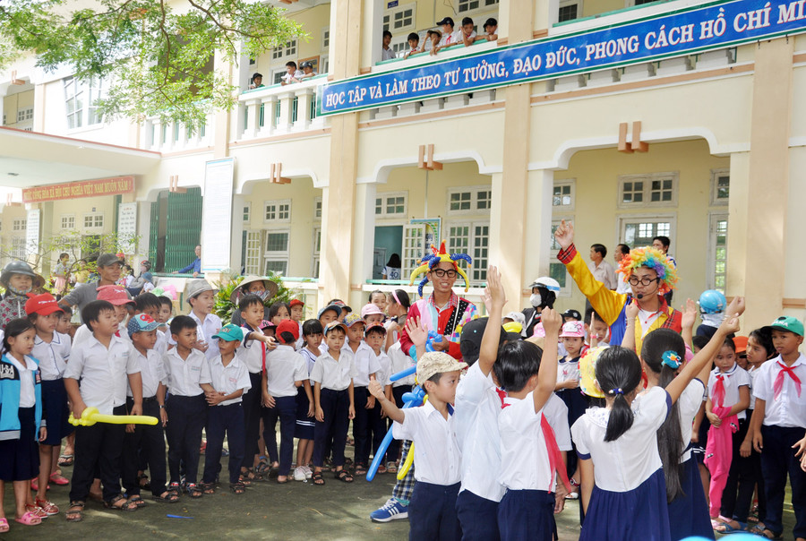 Niềm vui của giáo viên, phụ huynh, HS Trường THCS Phù Đổng khi đón nhận công trình trường học ngay đầu năm học mới