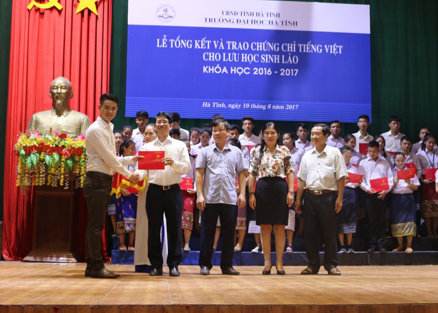 Hơn 300 Lưu học sinh Lào được trao chứng chỉ tiếng Việt khóa học 2016-2017 tại Trường ĐH Hà Tĩnh