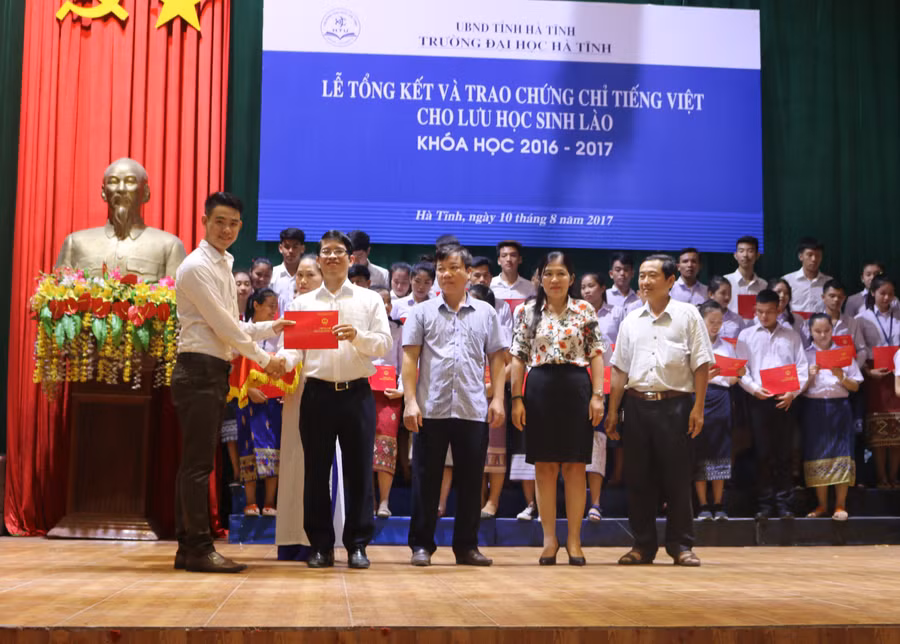 Hơn 300 Lưu học sinh Lào được trao chứng chỉ tiếng Việt khóa học 2016-2017 tại Trường ĐH Hà Tĩnh