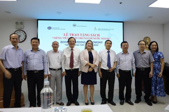 Các đại biểu chụp ảnh lưu niệm tại buổi lễ. Các đại biểu chụp ảnh lưu niệm tại buổi lễ.