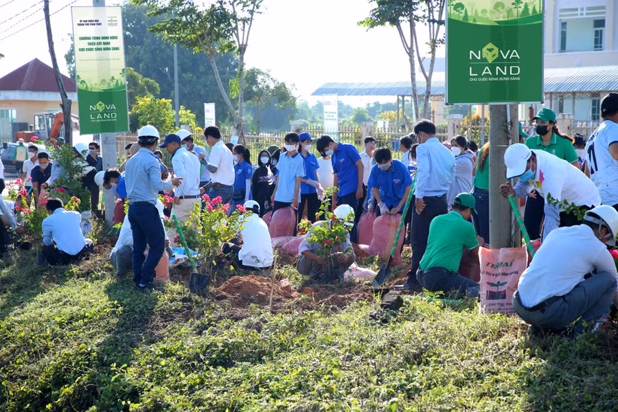 Chương trình trồng cây thu hút sự hưởng ứng, chung tay của nhân viên NovaGroup và nhiều người dân, thanh niên, lữ đoàn hải quân tại địa phương.
