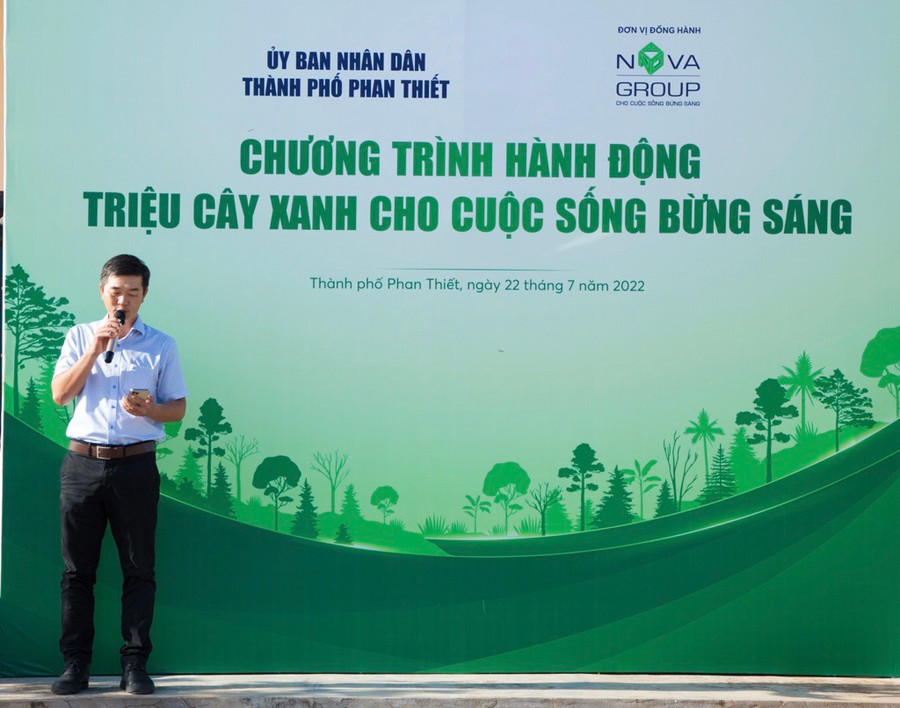 Ông Phan Nguyễn Hoàng Tân, Chủ tịch UBND TP. Phan Thiết phát biểu khai mạc chương trình hành động “Triệu cây xanh cho cuộc sống bừng sáng”. Ông Phan Nguyễn Hoàng Tân, Chủ tịch UBND TP. Phan Thiết phát biểu khai mạc chương trình hành động “Triệu cây xanh cho cuộc sống bừng sáng”.