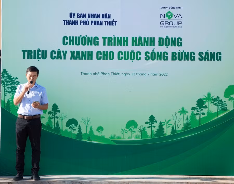 Ông Phan Nguyễn Hoàng Tân, Chủ tịch UBND TP. Phan Thiết phát biểu khai mạc chương trình hành động “Triệu cây xanh cho cuộc sống bừng sáng”.
