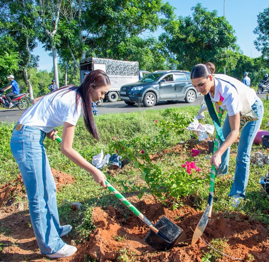 Hoa hậu Trái đất 2020 – Lindsey Coffey và người đẹp Thảo Liên - Top 5 Hoa hậu các Dân tộc Việt Nam hy vọng có thêm nhiều cơ hội đồng hành cùng nhiều chương trình ý nghĩa như thế này nữa. Hoa hậu Trái đất 2020 – Lindsey Coffey và người đẹp Thảo Liên - Top 5 Hoa hậu các Dân tộc Việt Nam hy vọng có thêm nhiều cơ hội đồng hành cùng nhiều chương trình ý nghĩa như thế này nữa.