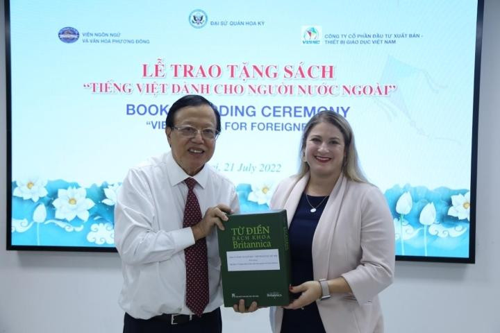 Công ty CP Đầu tư xuất bản giáo dục Việt Nam trao tặng bộ từ điển bách khoa cho bà Kate Bartlett. Công ty CP Đầu tư xuất bản giáo dục Việt Nam trao tặng bộ từ điển bách khoa cho bà Kate Bartlett.