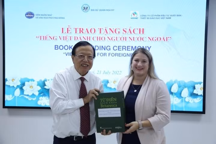 Công ty CP Đầu tư xuất bản giáo dục Việt Nam trao tặng bộ từ điển bách khoa cho bà Kate Bartlett. Công ty CP Đầu tư xuất bản giáo dục Việt Nam trao tặng bộ từ điển bách khoa cho bà Kate Bartlett.