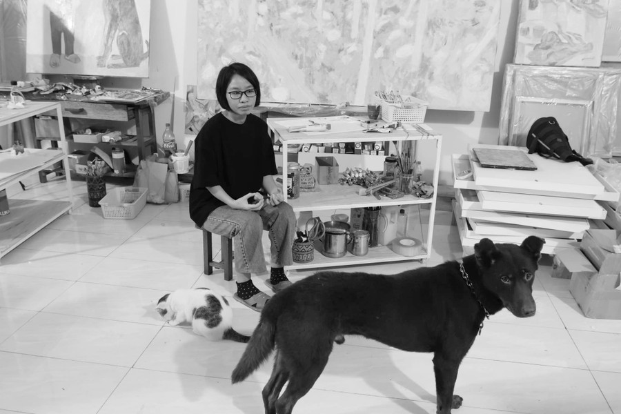 Hoạ sĩ Triệu Phương trong xưởng tranh tại Đan Phượng (Hà Nội).