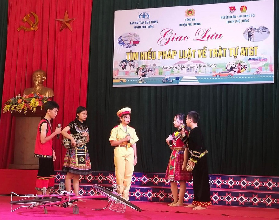 Quan tâm phát triển các trường phổ thông dân tộc nội trú, trường phổ thông dân tộc bán trú. Quan tâm phát triển các trường phổ thông dân tộc nội trú, trường phổ thông dân tộc bán trú.