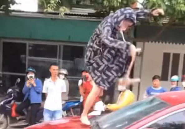 Khởi tố người phụ nữ đạp vỡ kính xe ô tô.