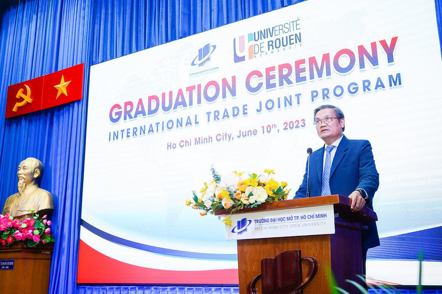 GS.TS Nguyễn Minh Hà, Hiệu trưởng Trường ĐH Mở TPHCM phát biểu tại buổi lễ. GS.TS Nguyễn Minh Hà, Hiệu trưởng Trường ĐH Mở TPHCM phát biểu tại buổi lễ.