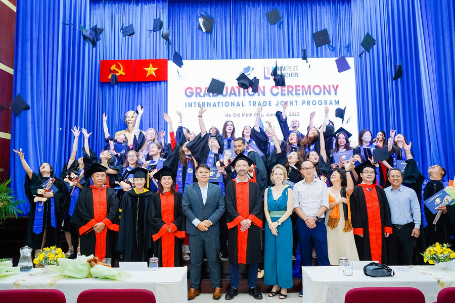 Các tân cử nhân chương trình liên kết quốc tế với Đại học Rouen Normandie, Pháp trong ngày vui tốt nghiệp. Các tân cử nhân chương trình liên kết quốc tế với Đại học Rouen Normandie, Pháp trong ngày vui tốt nghiệp.