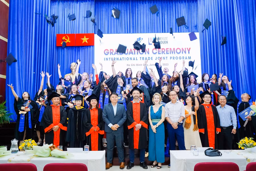 Các tân cử nhân chương trình liên kết quốc tế với Đại học Rouen Normandie, Pháp trong ngày vui tốt nghiệp.